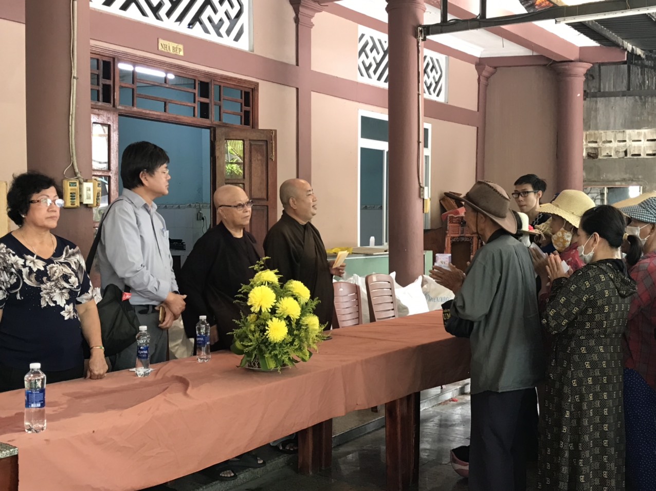 Quy Nhơn Chùa Hiển Nam và Chùa Hòa Đồng phát quà từ thiện.
